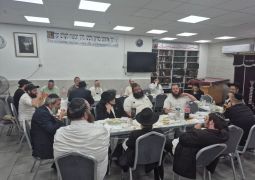התוועדות גדולה בבית חב"ד בת ים בט"ו באב